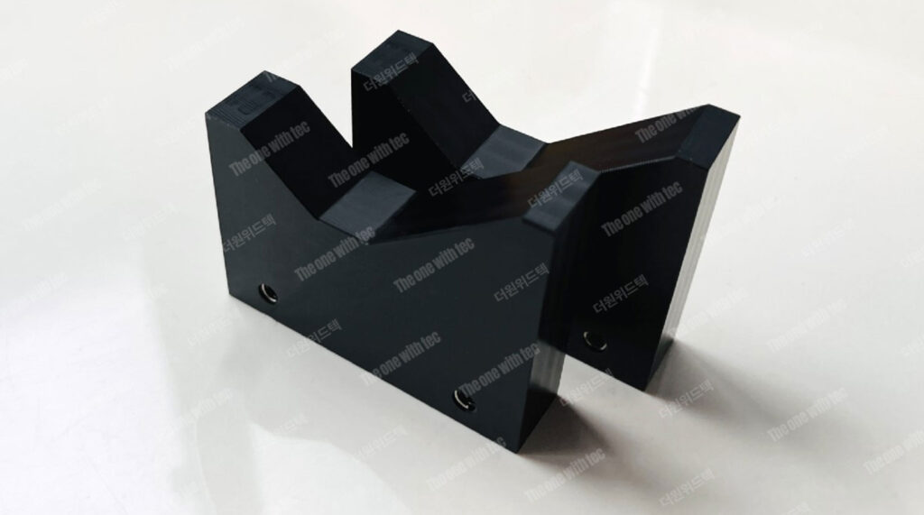 흑색 POM 가공, 설비 부품 고정 거치대 제작사례